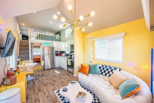 Rainforest Tiny Home Retreat Retro