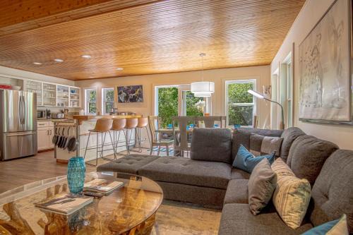 Red Elephant | 4BR - Fire Pit - River & Downtown