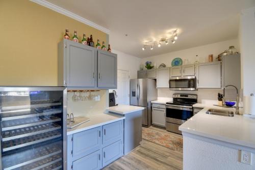 'Red Rox' Phoenix Condo w/Patio ~ 3 Mi to Airport
