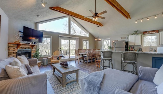 Reeds Spring Retreat w/Lakeview Deck + Grill