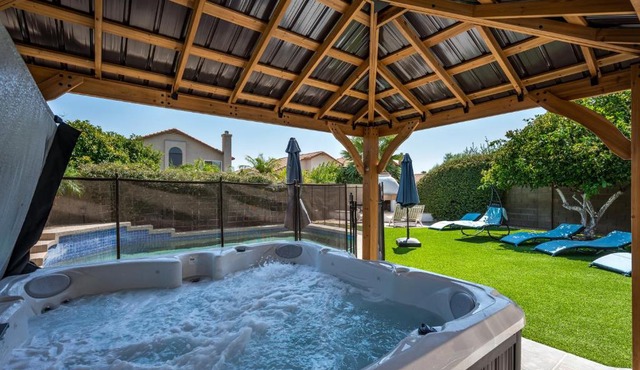 Reel fun Centrally Located w Movie Room Pool Hot Tub
