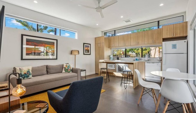 Refreshing 2-bedroom Apartment - 80 Walkscore!