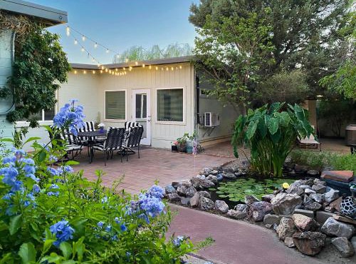 Relax at Artist's Secret Garden, KOI Pond & Jacuzzi, 4 BIG groups