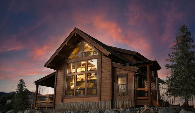Relax in Luxury - Jacuzzi, Indoor/Outdoor Fireplace