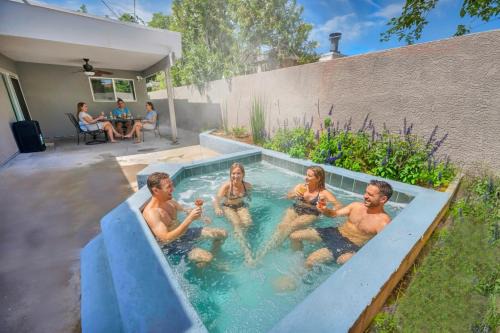 Relaxing 1 Story Villa Hot Tub BBQ By the Strip