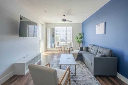 Relaxing 1BD - Pool, Gym, Parking, W-D - Sleeps 4