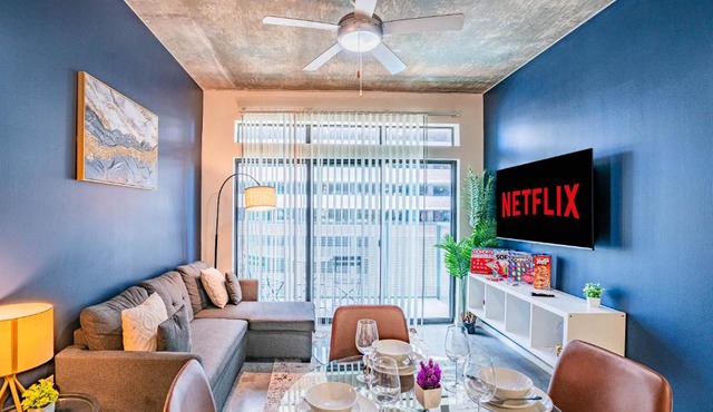 Relaxing 2BD - Central Downtown - Gym, Pool, Parking