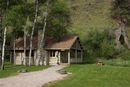 Relaxing Glamping Vacation: Fantastic Log Cabin in Darby, MT