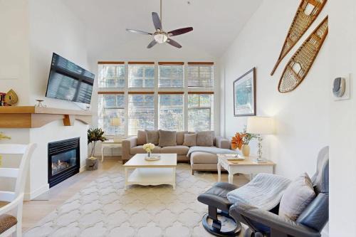 Relaxing mountain-view condo with shared hot tub pool & more-walk to ski lifts