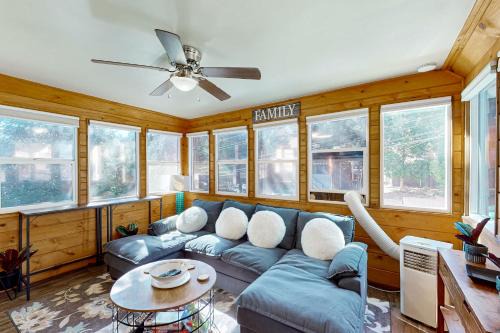 Relaxing Retreat w/Deck, 1 Mi to Lake Arrowhead!