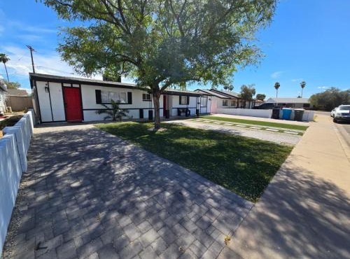 Remodeled 3BR Home for 8 with private Yard & Parking