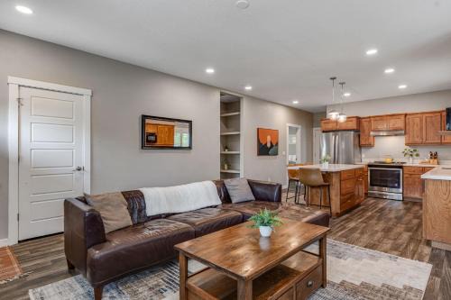 Remodeled Downtown 3bed Home Quartz Countertops