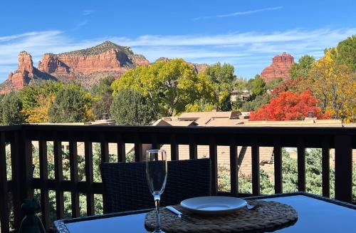 Remodeled Sedona Townhome on Golf Course with Stunning Red Rock Views