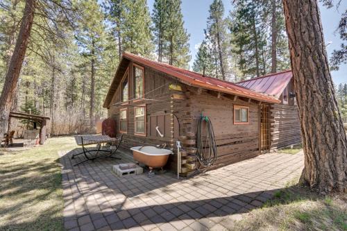 Remote Escape: Klamath Falls Cabin By Lake & Hikes