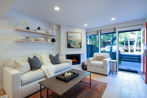 Renovated Core 2BR 2BA with AC, Pool & Hot-tub