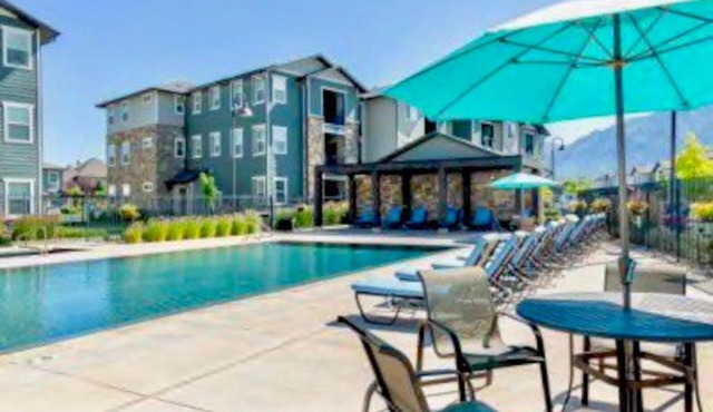 Resort Like Amenities King bd 2 Qn bds Fast WiFi Slps7