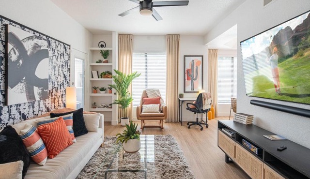 Retail & Sun Oasis Remodeled 2-Queen 2BR Suite