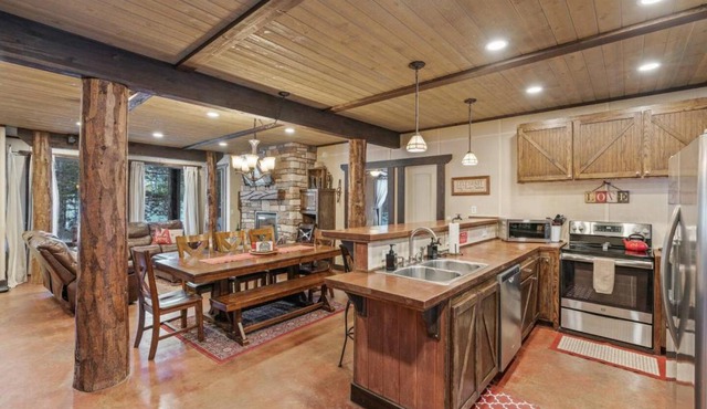 Rising Sun Ranch - Hot Tub - Game Room - Sleeps 20 - 35mi Yellowstone