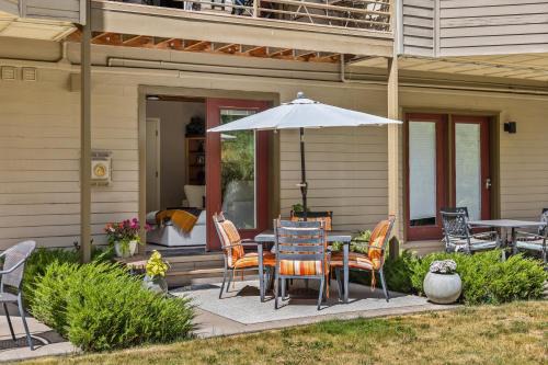 River Trail Patio, Walk to Gondola, Viking Lodge 116 condo