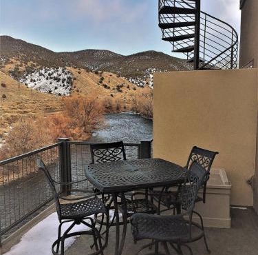 Riverfront condo with balcony, king bed STR#267