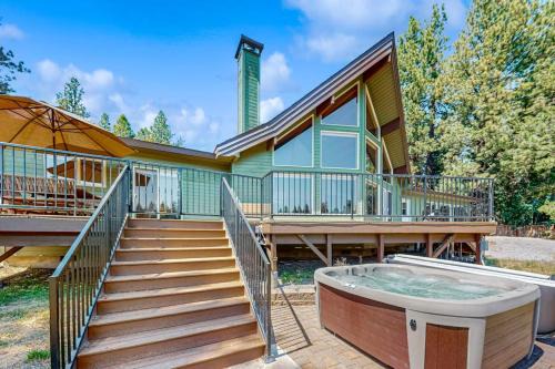 Riverfront Luxury Home with Hot Tub AC Deck and Grill