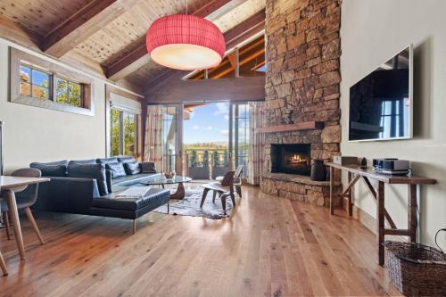RMR: Crystal Springs 401 Condo in Teton Village