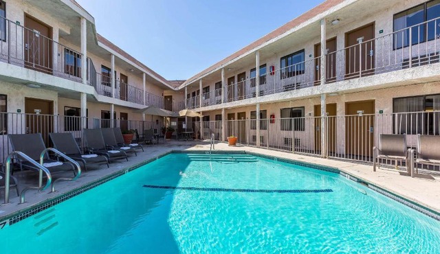 Rodeway Inn Magic Mountain Area