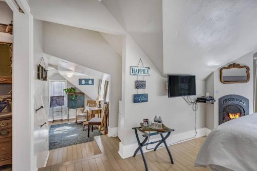 Romantic Downtown Suite at the Floradora House B and B