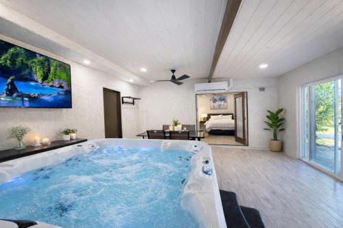 Romantic Retreat - Cozy Villa - Private Hot Tub