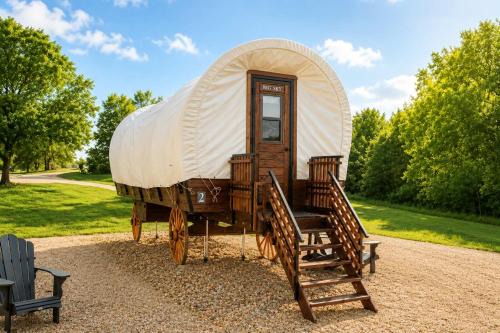 Romantic Wagon Escape Lake Access & Pickleball