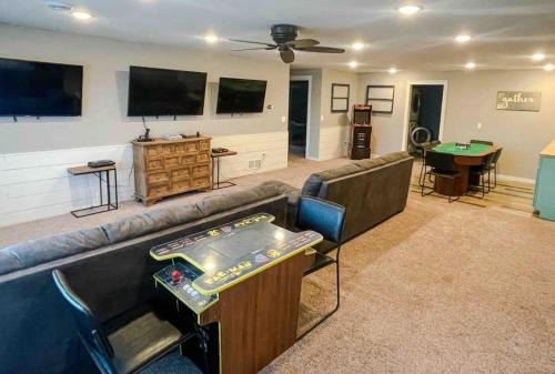 Rooftop Deck Hot Tub Steam Shower Arcade Game 4car Garage Chefs Kitchen