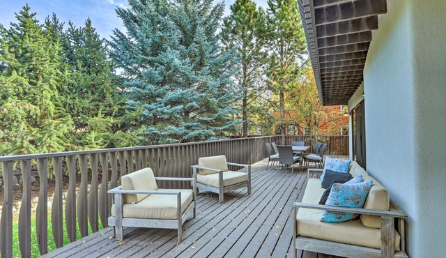 Roomy Avon Family Chalet w/Hot Tub in EagleVail!