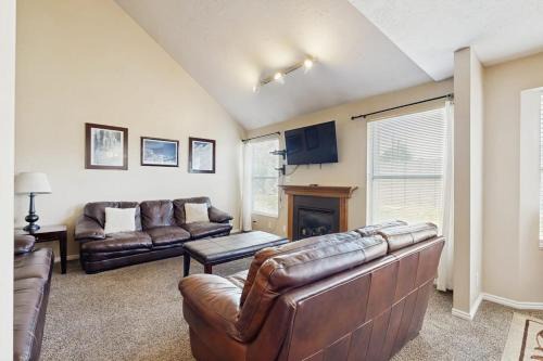 Roomy townhouse with full kitchen private hot tub & patio - near skiing