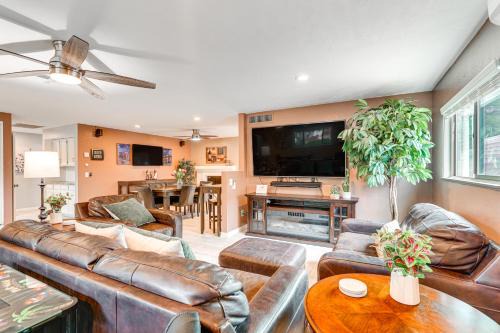 Roomy Tucson Home w/Hot Tub & Pickleball Court!