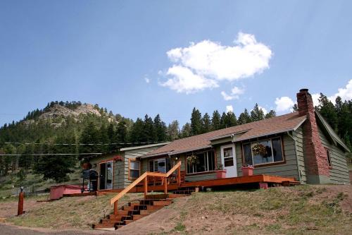 Rustic Cabin with Jacuzzi and Mountain Views in Colorado