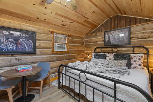 Rustic Log Cabin with King Bed Near Mount Rushmore