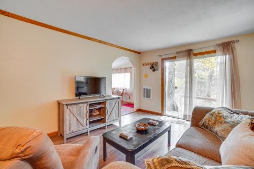Rustic Retreat w/Deck: 1 Mi to Table Rock Lake