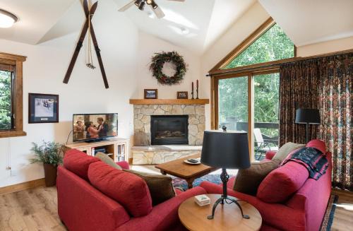 Saddlewood Snowbird Townhome: Ski-In Ski-Out, Hot Tub
