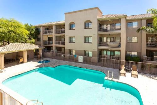 Saguaro Sunrise -Luxe Condo with Balcony & Pool