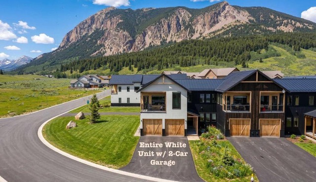 Scandinavian Condo w Mountain Views & Free Parking