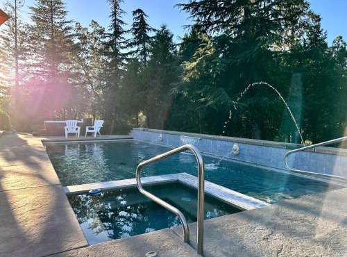 Scenic Mountain Views w Heated Pool, Game Room, and Hottubs
