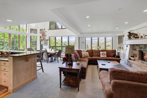Scenic Penthouse Condo for 10, Ski In at Pines Lodge!