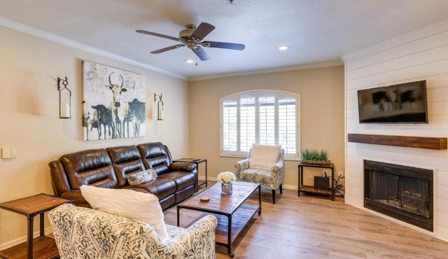 Scottsdale Condo with Private Balcony and Shared Pool!