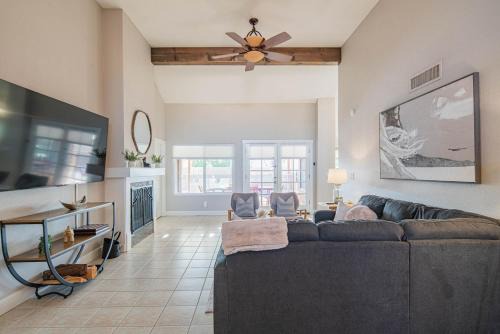 Scottsdale Oasis with pool, hot tub and sleeps 8