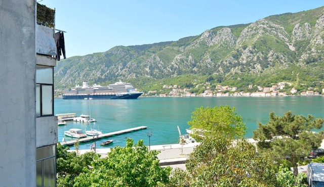 Sea view apartment, free parking, great location