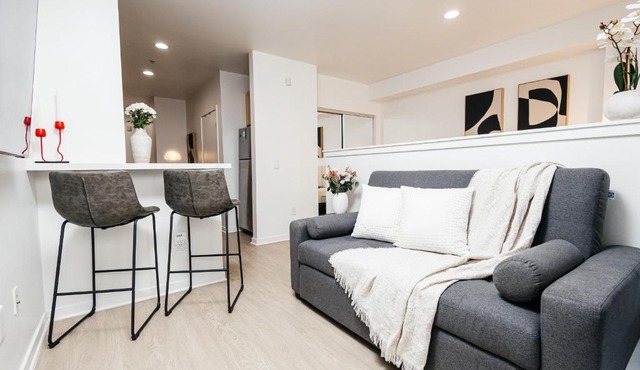 Seaside Serenity - Chic Santa Monica Studio