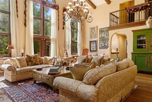 Secluded Single Family Home In BC, Views, Hot Tub