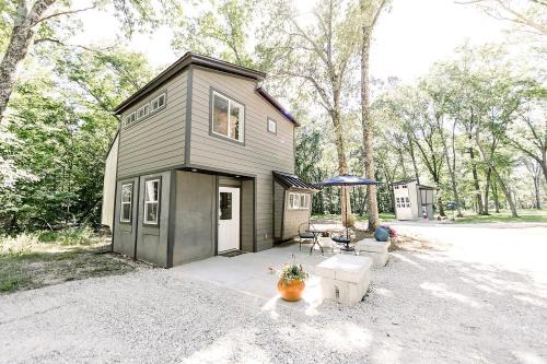 Secluded Tiny House near Owensville, Missouri - Ideal for a Glamping Vacation with Family and Friends