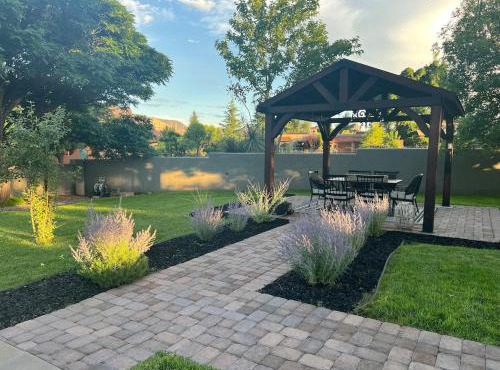 Sedona Uptown Gem!Large yard w grass and shade trees! Perfect for Easter Egg Hunts! Views! NEW! BARREL SAUNA! Close to trails, walk to Uptown Sedona, restaurants and shopping