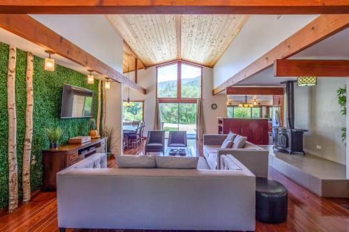 Sequoia River House, close to SNP, 2 Decks on Amazing River on 7acres